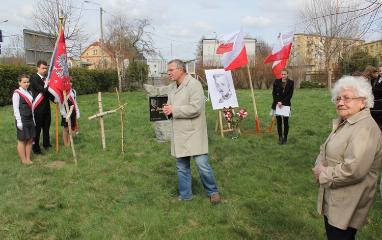 Dąb pamięci płk. Andrzeja Hałacińskiego ma 5 lat