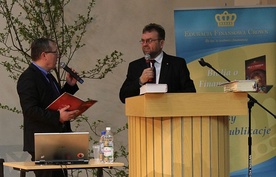 Wojciech Nowicki (z lewej) i Artur Kalicki, którzy razem z Jerzym Molem współprowadzili konferncję "Biblia o finansach"