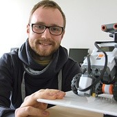  – To robot mobilny zbudowany z klocków Lego Mindstroms NXT 2.0. Wykorzystywany jako idealna platforma do nauki planowania ścieżki i sterowania robotami mobilnymi – tłumaczy student 