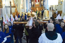  Krzyż i ikonę Matki Bożej do samochodu-kaplicy odprowadzają reprezentanci młodzieży z diecezji sandomierskiej. U nas, pod opieką Duszpasterstwa Akademickiego, zostają ich kopie