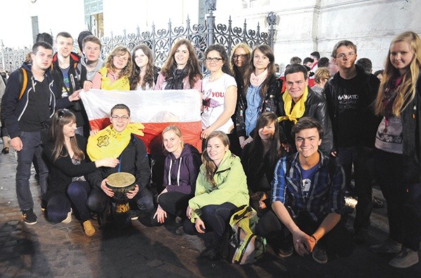  Oazowicze z Radomia w sobotni wieczór czuwania przed kanonizacją na Piazza Navona