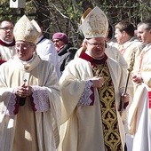 Po Eucharystii w uroczystej procesji przeniesiono relikwie świętego do znajdującej się na wzgórzu  XVI-wiecznej kaplicy. Według tradycji, ciało św. Wojciecha oczekiwało tu na przygotowanie grobu w Gnieźnie