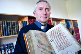Ks. Dariusz Majewski, dyrektor Archiwum Diecezjalnego, z odzyskanym po 75 latach z Niemiec XII-wiecznym Pontyfikałem Płockim 