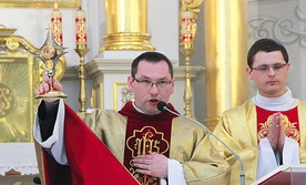  Na zakończenie Mszy św. ks. Rafał pobłogosławił relikwiami uczestniczących w liturgii wiernych