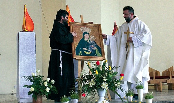 Na początek obraz gościł  w kościele franciszkanów. Na zdjęciu  (od lewej) br. Ananiel Białek OFM  i gwardian o. Teofil Lukas OFM 