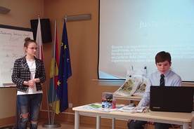 Julia Kuzber i Szymon Celejewski z nagrodzoną prezentacją