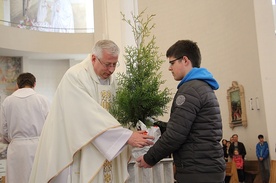 Ks. Jacek Skrobisz przyjmuje iglak - symbol troski parafian o wzrost i wierność każdego powołania