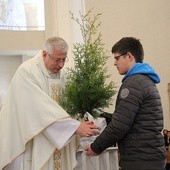 Ks. Jacek Skrobisz przyjmuje iglak - symbol troski parafian o wzrost i wierność każdego powołania