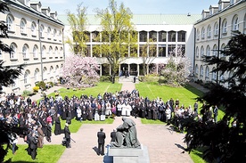 Codziennie od 20 do 24 kwietnia przed pomnikiem  św. Jana Pawła II zbierali się wszyscy, którzy wspólnie chcieli się modlić