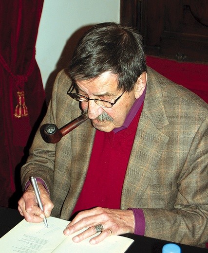  Günter Grass co najmniej raz odwiedził nasz region. Jeden z epizodów z pobytu w Jagniątkowie uwiecznił w książce „Rozległe pole”