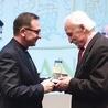  Przewodniczący kapituły ks. Arkadiusz Wuwer wręcza nagrodę Franciszkowi Pieczce
