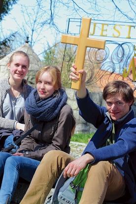  Uczniowie z I LO w Olsztynie na spotkanie maturzystów przyszli do Gietrzwałdu w pielgrzymce pieszej