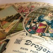  Fragment publikacji – pocztówka z roku 1898 reklamująca korfantowską „Drogerię pod czerwonym Krzyżem i winiarnię” 