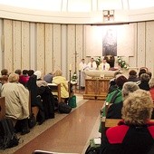 Pielgrzymi z Apostolstwa Dobrej Śmierci podczas 50. nocnego czuwania w kaplicy św. Faustyny w Łagiewnikach