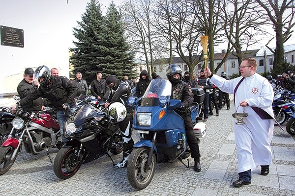  Ks. Łukasz Śliwiński święci motocykle przed kościołem św. Andrzeja w Łęczycy