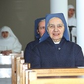  Pomysłodawczynią Niewidzialnego Klasztoru  jest włoska przełożona sióstr apostolinek w Polsce