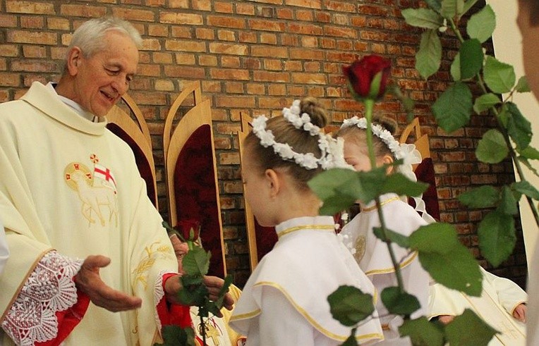 Ks. Franciszek Płonka otrzymał róże od przedstawicieli wszystkich pokoleń parafii na osiedlu Karpackim