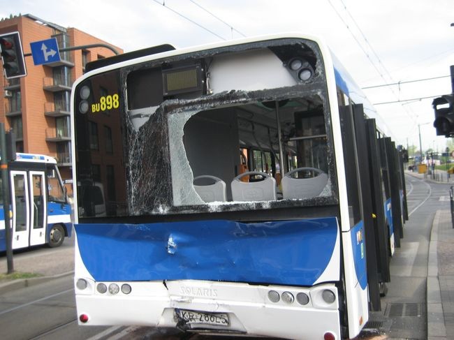 Zderzenie tramwaju z autobusem