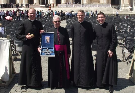 Papież pobłogosławił piekarskie korony