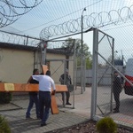 Więzniowie przy symbolach ŚDM