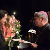 Dyplom i gratulacje od bp. Henryka Tomasika odbiera Klaudia Czerwonka