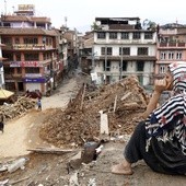 Nepal: Szabrownicy na gruzach