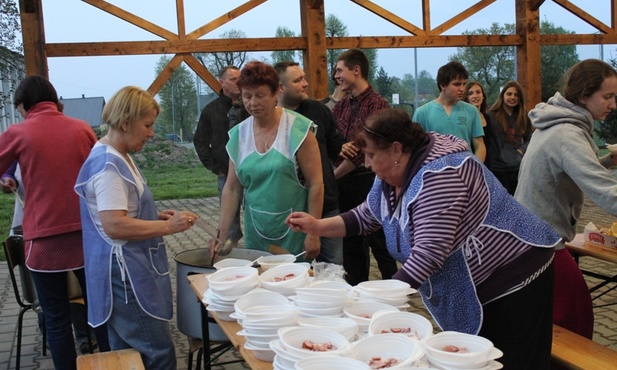 Żurek czekał na ponad 300 osób, które nocowały w witkowickiej szkole