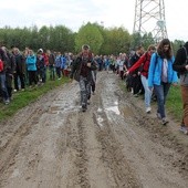 Za Polanką Hallera pielgrzymów czekała tradycyjna już przeprawa błotnistą drogą - tym razem nie padało!