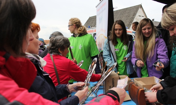 W Polance Hallera pielgrzymi mogli wspomóc organizację Światowych Dni Młodzieży, kupując pierniki w kształcie logo ŚDM lub anioły wykonane ze sklejki