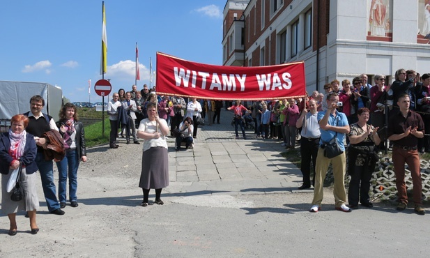 Piesi pielgrzymi w centrum Jana Pawła II