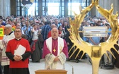 Piesi pielgrzymi w centrum Jana Pawła II