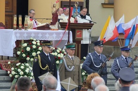 Msza św. w intencji ojczyzny, której przewodniczył bp Henryk Tomasik, sprawowana była przed kościołem garnizonowym 