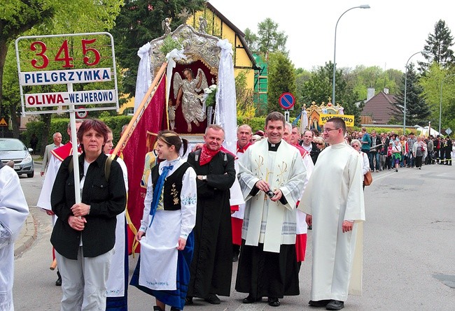 Pielgrzymka oliwska u stóp kalwarii