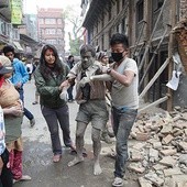 Ratownicy wyciągają ludzi spod zawalonych budynków w Kathmandu