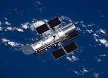 Hubble waży 11 ton, okrąża Ziemię w odległości ponad 600 kilometrów (to o 200 km dalej niż Międzynarodowa Stacja Kosmiczna) i ma kształt walca o długości ponad 13 metrów i średnicy ponad 4. 
