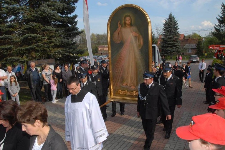 Uroczyste wprowadzenie obrazu Pana Jezusa do kościoła w Zaczarniu 