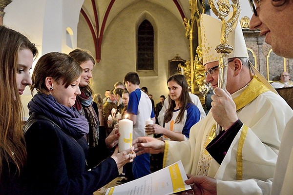 Bp Andrzej Czaja wręczał je młodym, polecając im zadanie: „Pośród narodów głoście chwałę Pana” 