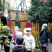  Gdy tylko pogoda sprzyja, przedszkolaki pod okiem sióstr zaprzyjaźniają się z budzącą się właśnie do życia przyrodą 