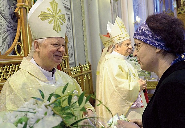 Na zakończenie Mszy św. jubileuszowej delegacje z diecezji składały bp. Adamowi życzenia