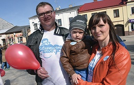  Monika i Mariusz Machajowie z synkiem Pawełkiem