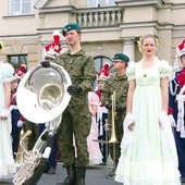 Stroje z epoki obok współczesnych mundurów opowiadały o zmieniającej się historii Polski