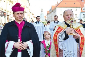  Biskup Adam Bałabuch i ks. Jan Mrowca podczas procesji ze świebodzickiego rynku do kościoła pw. Świętych Piotra i Pawła