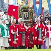 – Po Mszy św. na rokitniańskich błoniach na cześć Maryi śpiewano pieśni i strzelano z armat 