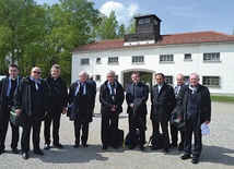  Śląska delegacja z abp. Wiktorem Skworcem przed bramą KL Dachau