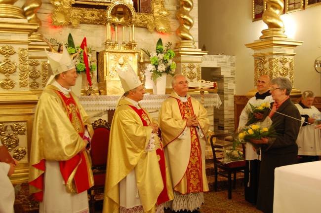 Biskupom Henrykowi Tomasikowi i Piotrowi Turzyńskiemu (z lewej) s. Teresa Romańska dziękuje za przewodniczenie diecezjalnym obchodom Dnia Życia Konsekrowanego. Ks. Zbigniewowi Staniosowi, kustoszowi sanktuarium, za gościnę