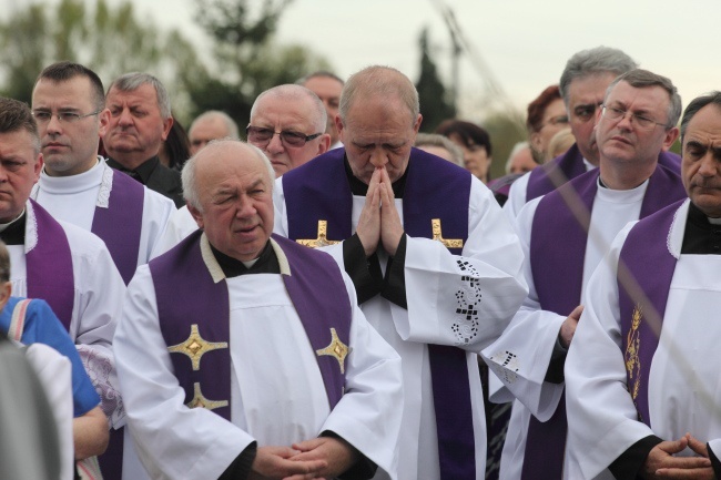 Spoczął wśród swoich