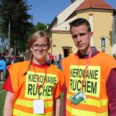 Rodzeństwo Kusiów po raz pierwszy razem na pielgrzymce w roli kierujacych ruchem