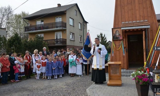 Odnowioną dzwonnicę poświęcił ks. Piotr Sadkiewicz