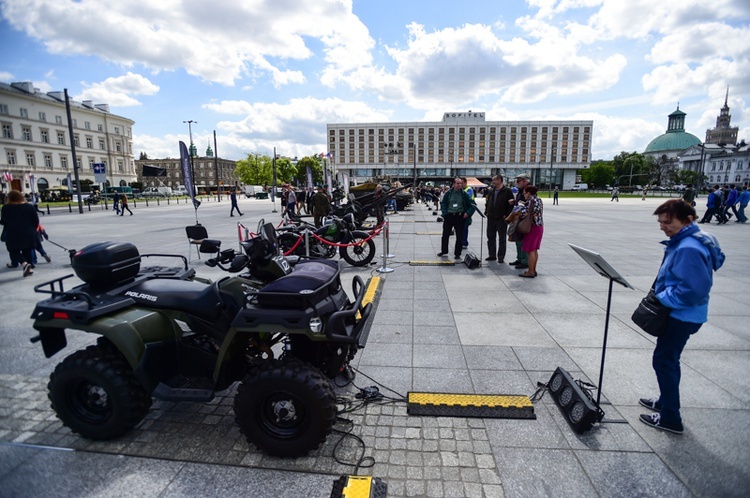 Pokaz sprzętu wojskowego na Placu Pilsudskiego.