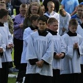 Alby i komże w paradyskim ogrodzie